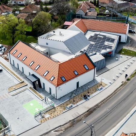 Eleven Business & Sport Hotel Jaszarokszallas Bagian luar foto