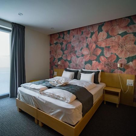 Eleven Business & Sport Hotel Jaszarokszallas Bagian luar foto