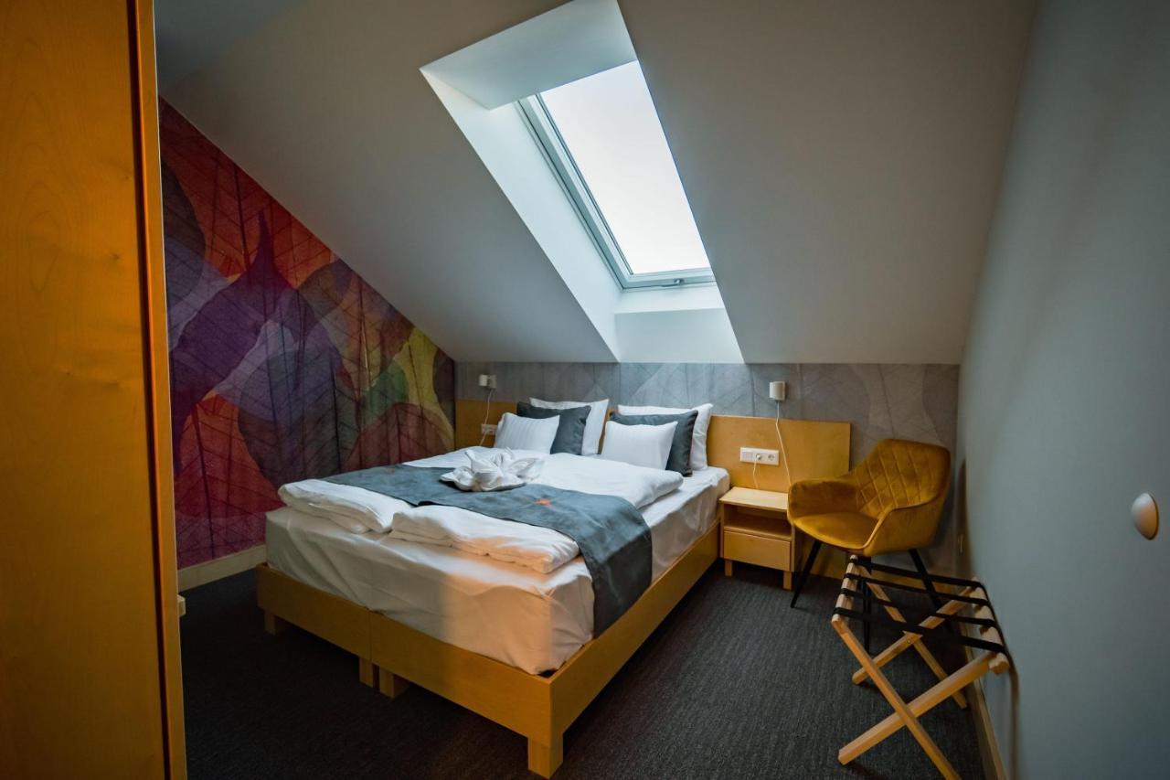 Eleven Business & Sport Hotel Jaszarokszallas Bagian luar foto