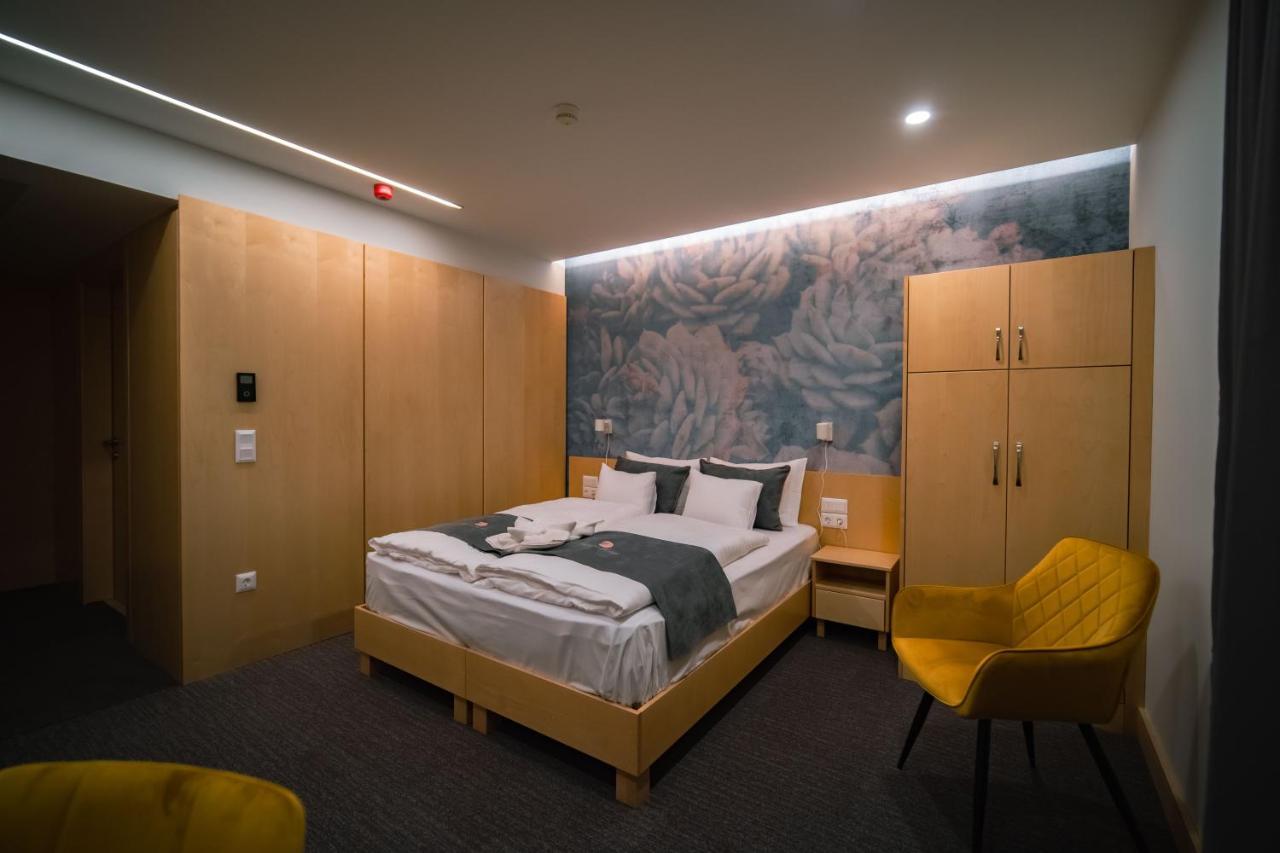 Eleven Business & Sport Hotel Jaszarokszallas Bagian luar foto