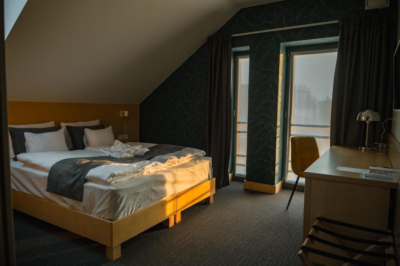 Eleven Business & Sport Hotel Jaszarokszallas Bagian luar foto