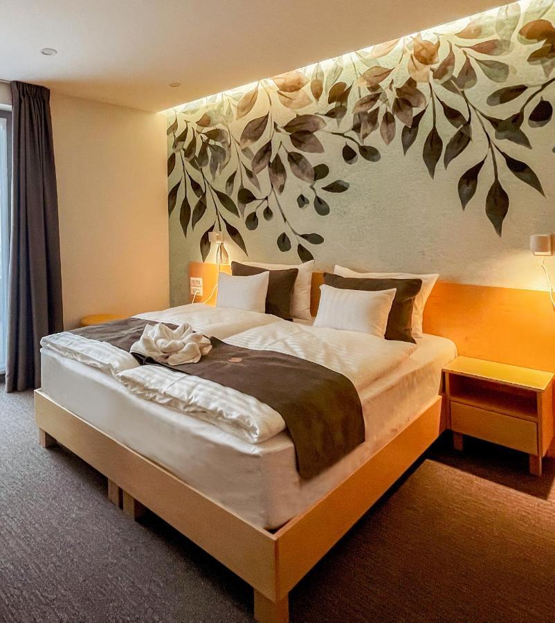 Eleven Business & Sport Hotel Jaszarokszallas Bagian luar foto