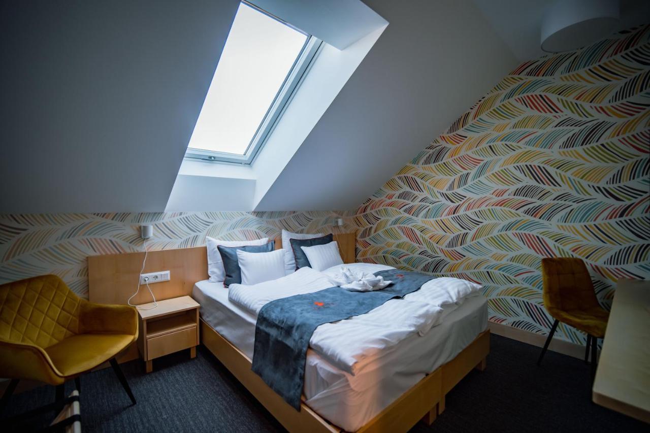 Eleven Business & Sport Hotel Jaszarokszallas Bagian luar foto