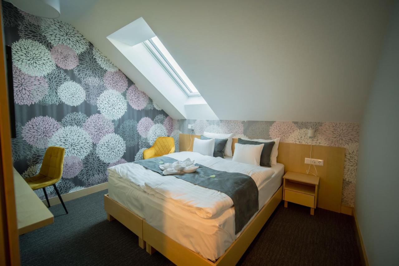 Eleven Business & Sport Hotel Jaszarokszallas Bagian luar foto