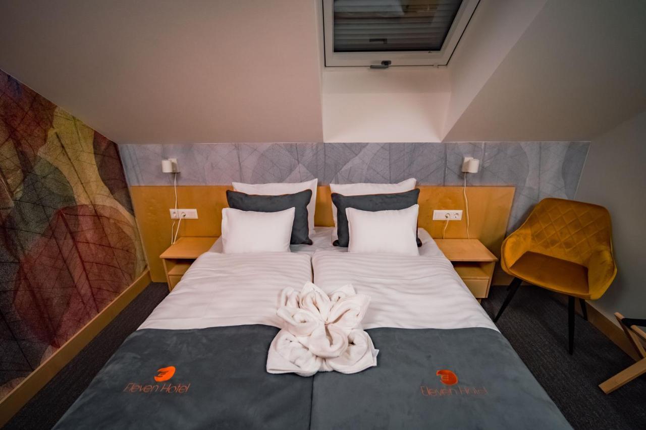 Eleven Business & Sport Hotel Jaszarokszallas Bagian luar foto