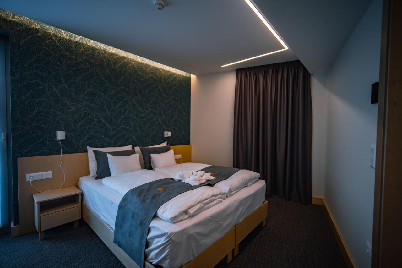 Eleven Business & Sport Hotel Jaszarokszallas Bagian luar foto