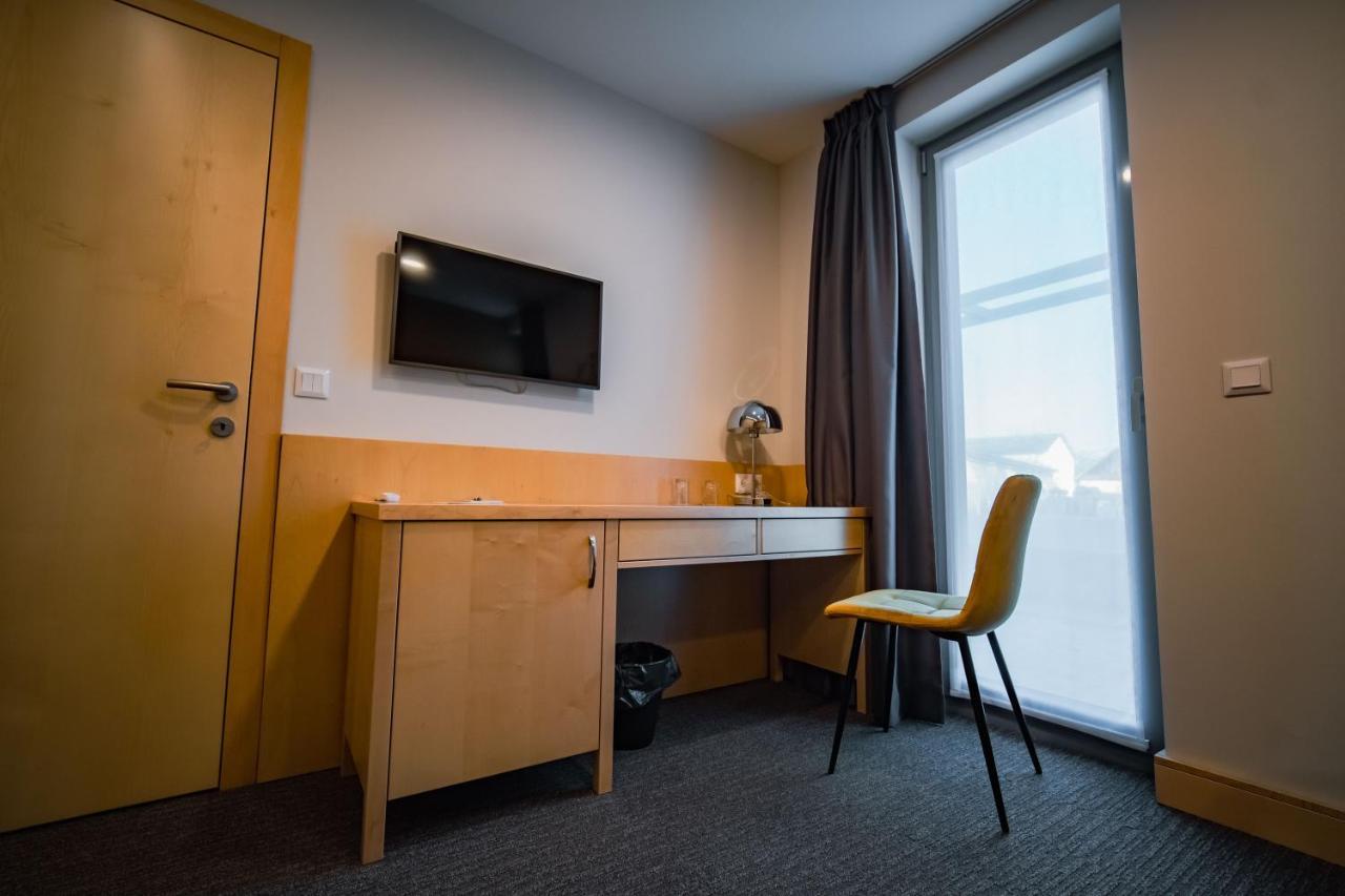 Eleven Business & Sport Hotel Jaszarokszallas Bagian luar foto