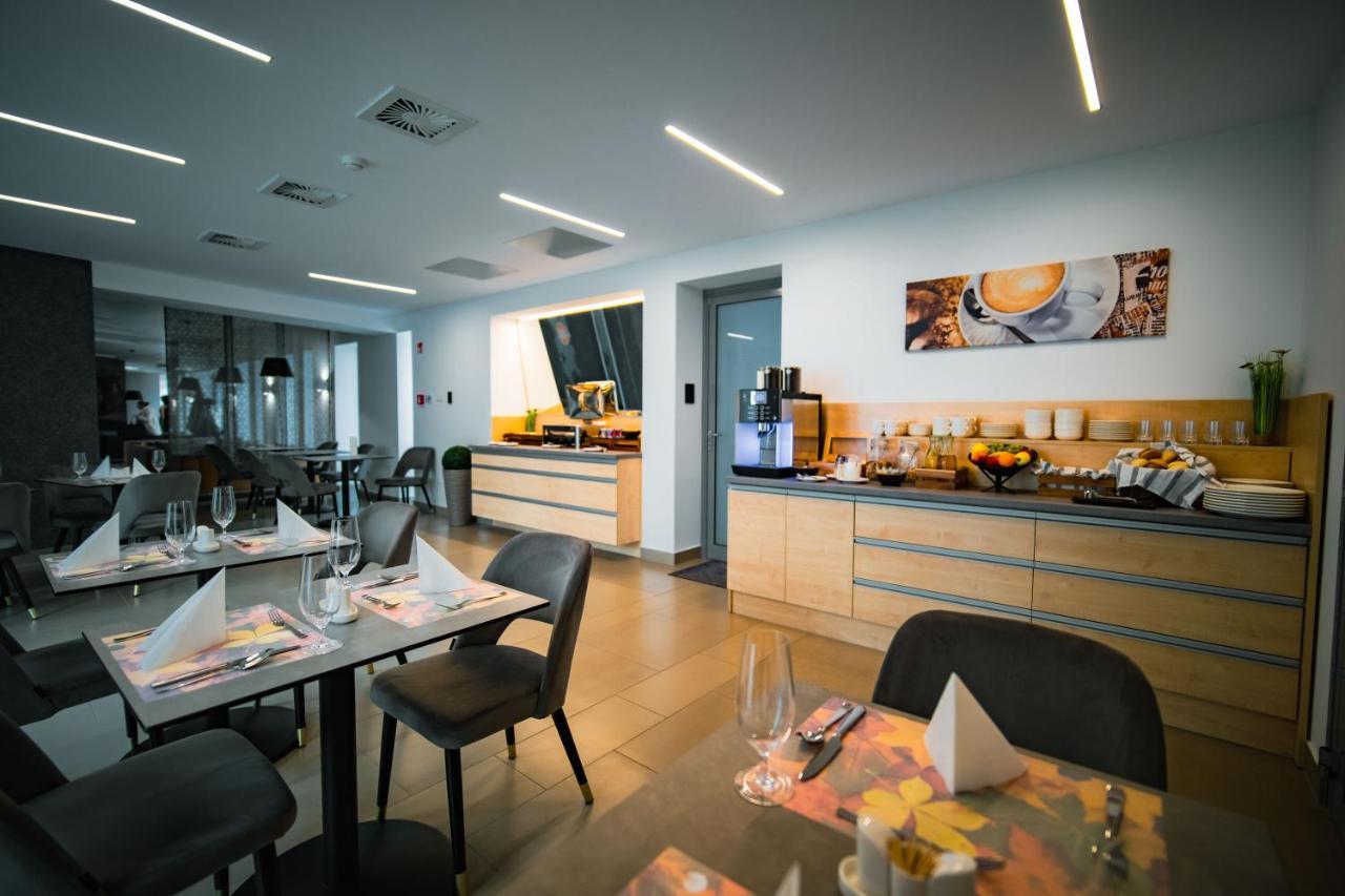 Eleven Business & Sport Hotel Jaszarokszallas Bagian luar foto