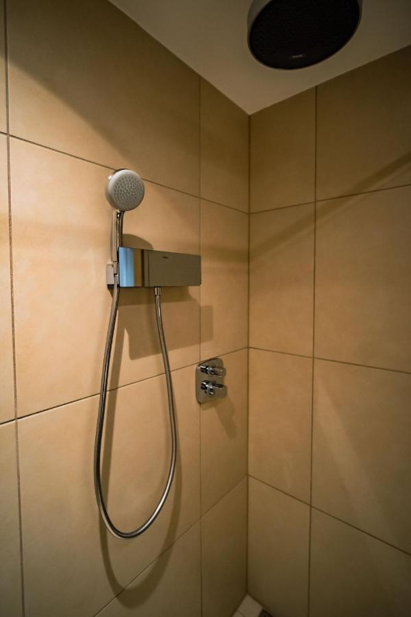 Eleven Business & Sport Hotel Jaszarokszallas Bagian luar foto