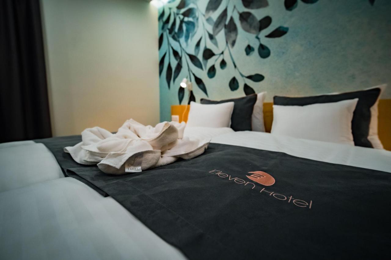 Eleven Business & Sport Hotel Jaszarokszallas Bagian luar foto