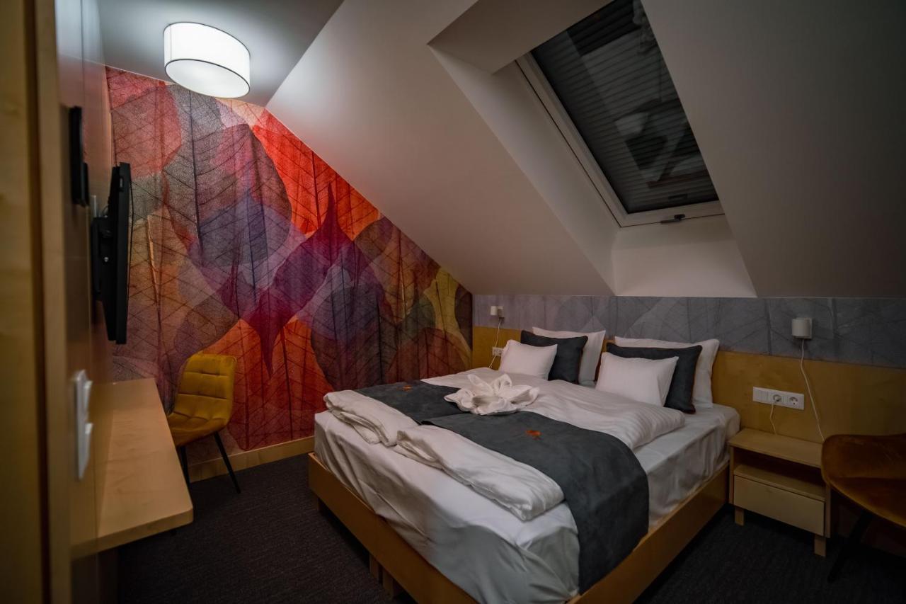 Eleven Business & Sport Hotel Jaszarokszallas Bagian luar foto