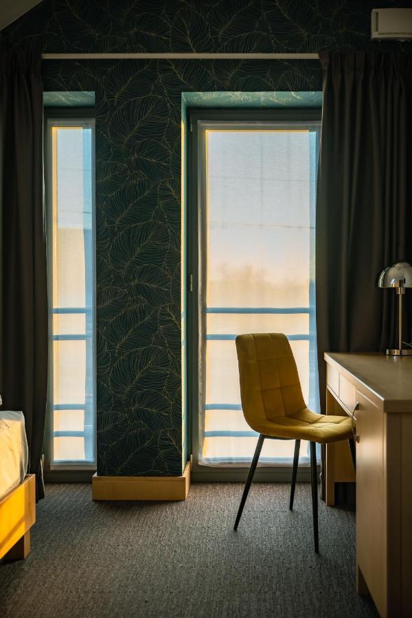 Eleven Business & Sport Hotel Jaszarokszallas Bagian luar foto