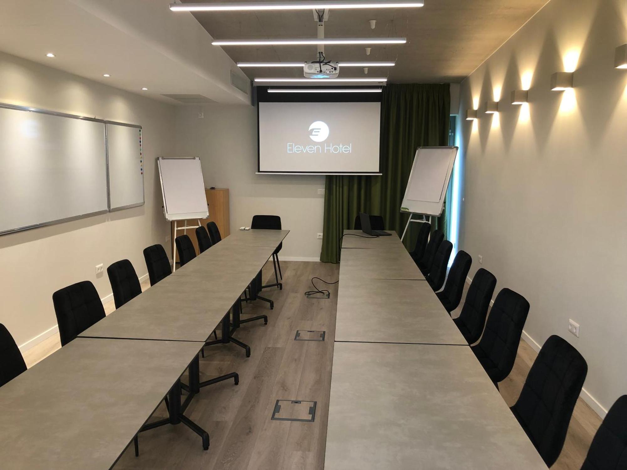 Eleven Business & Sport Hotel Jaszarokszallas Bagian luar foto
