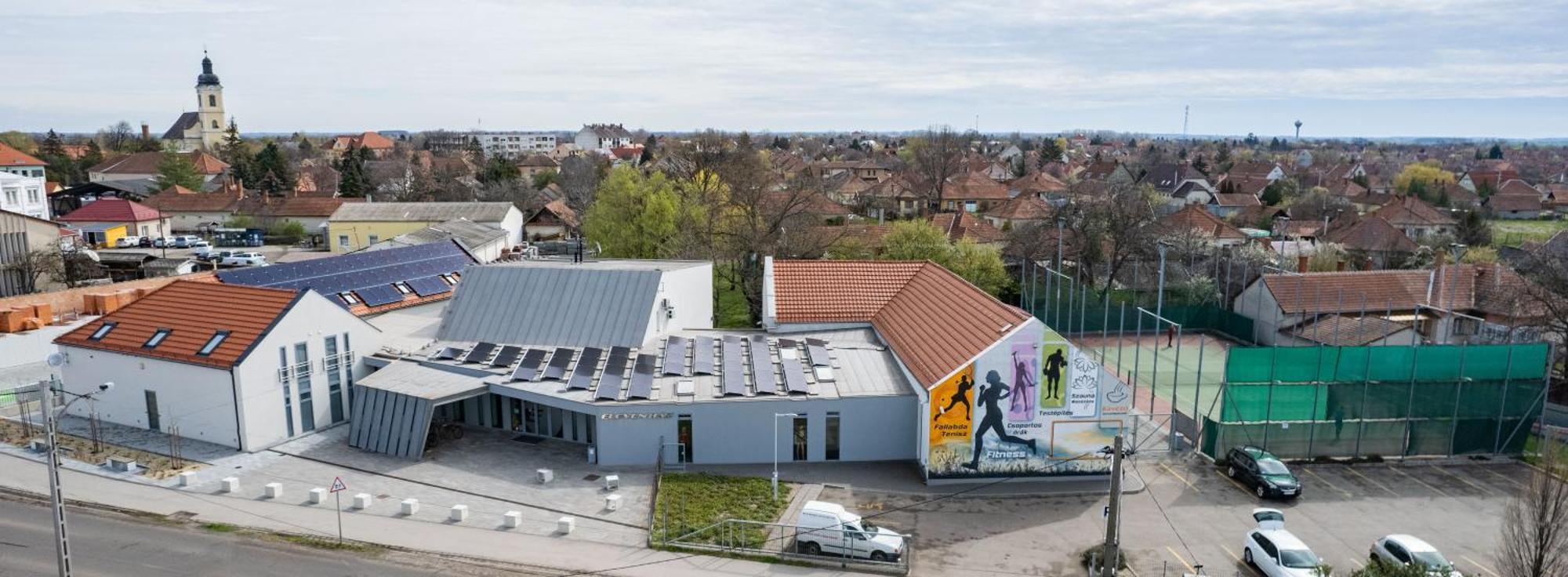 Eleven Business & Sport Hotel Jaszarokszallas Bagian luar foto