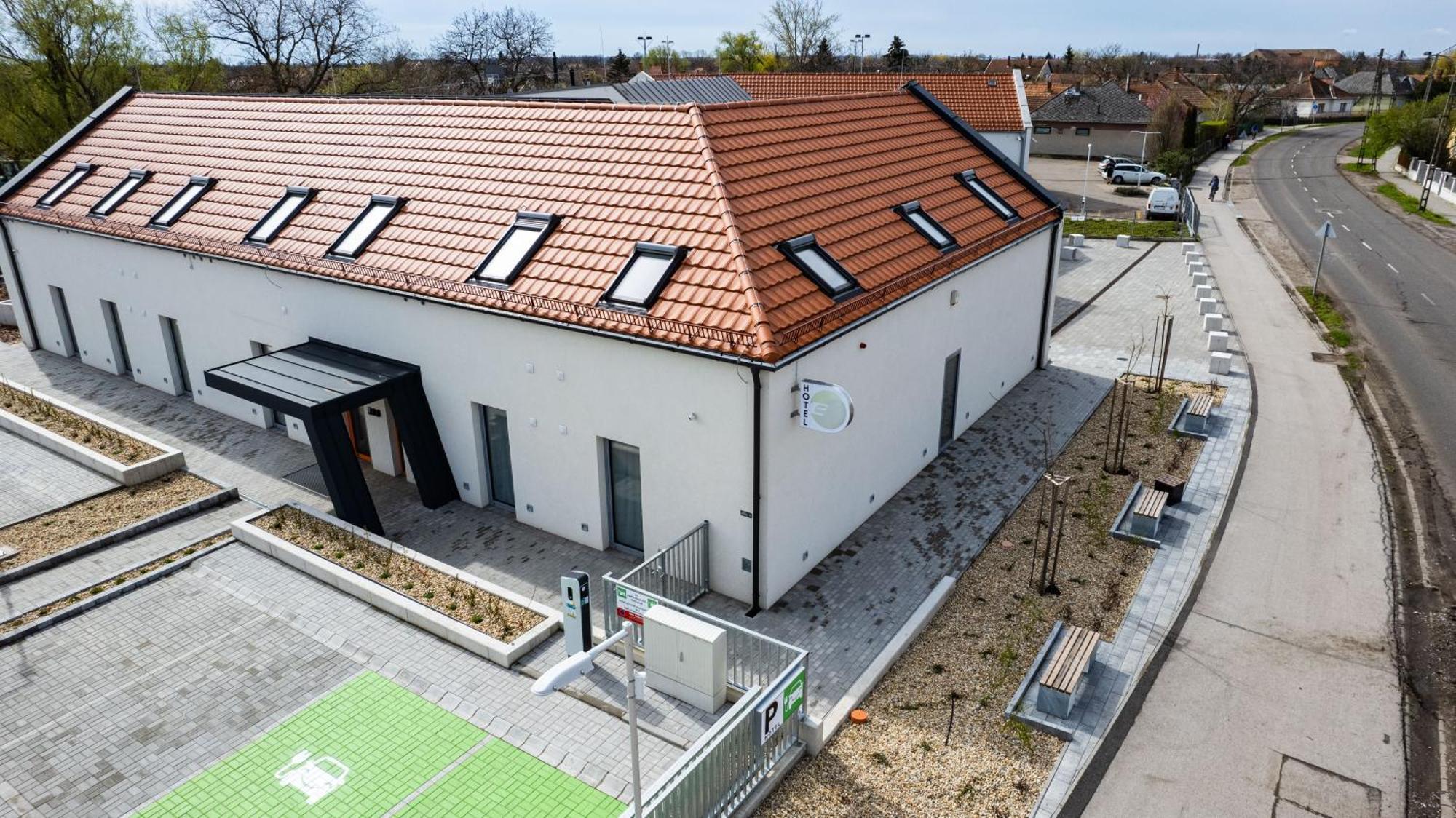 Eleven Business & Sport Hotel Jaszarokszallas Bagian luar foto