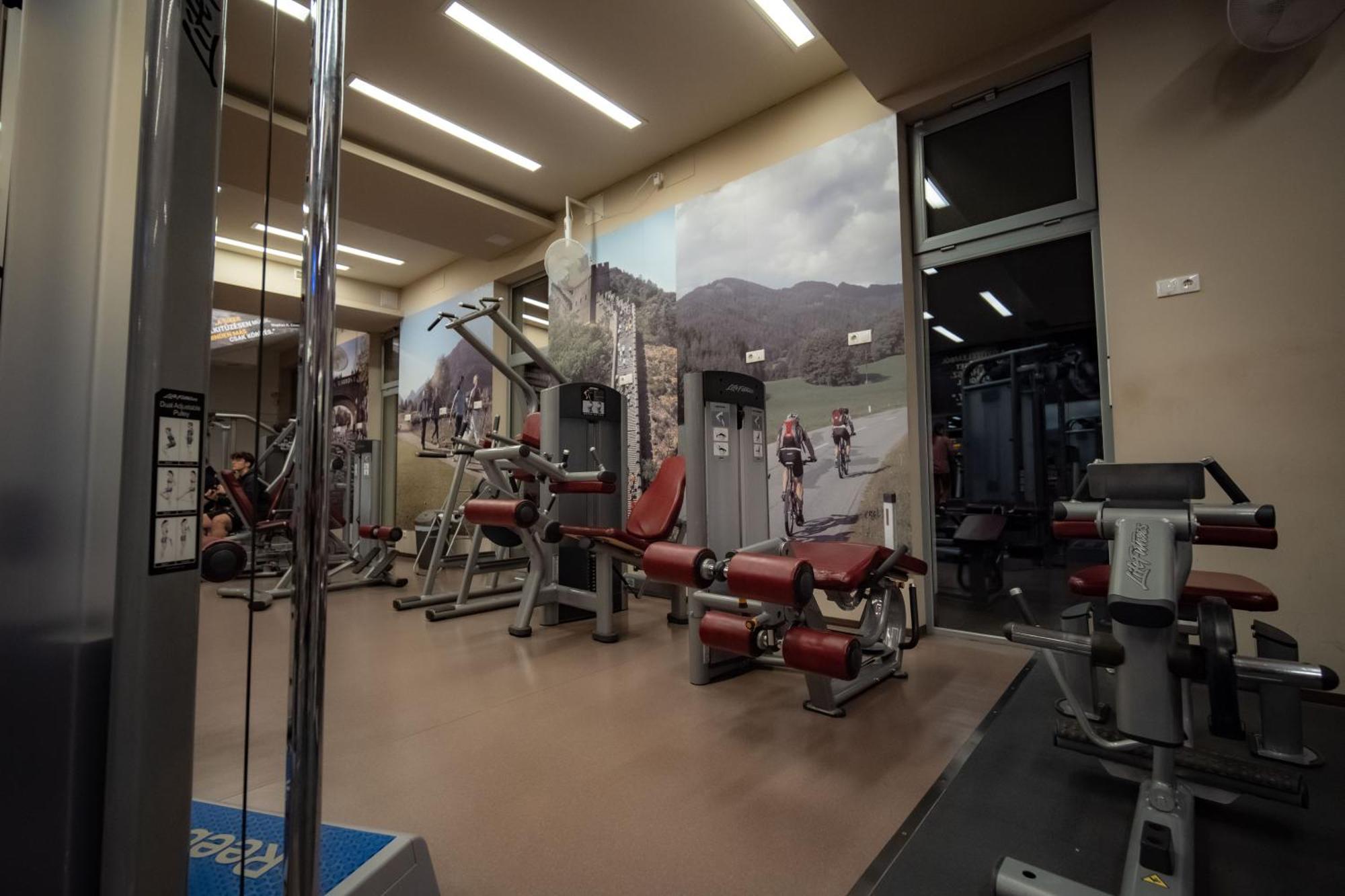 Eleven Business & Sport Hotel Jaszarokszallas Bagian luar foto
