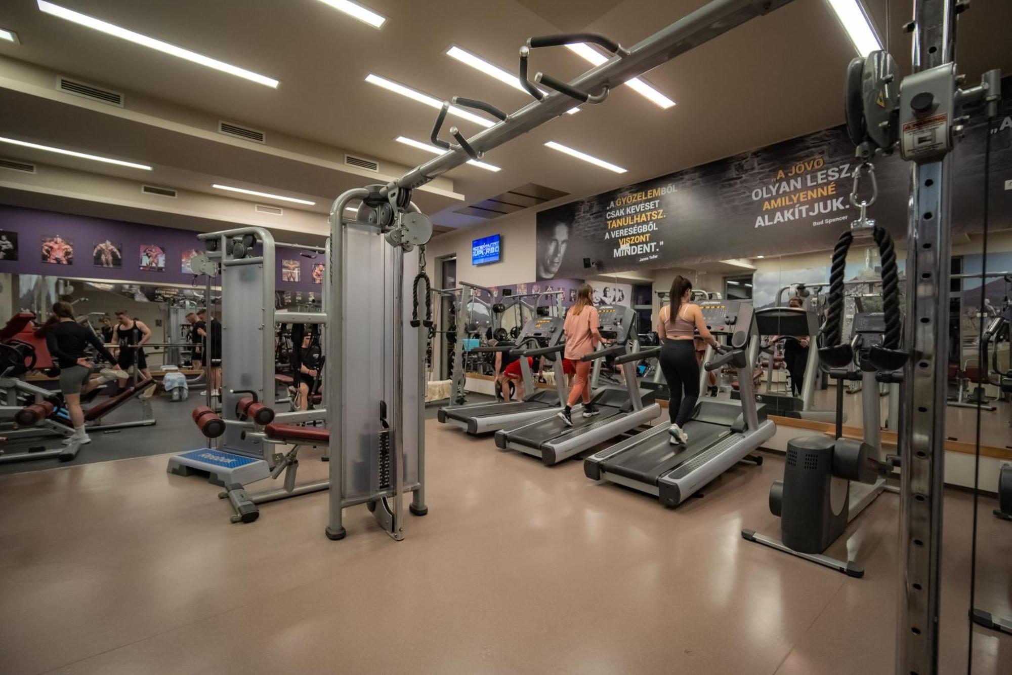 Eleven Business & Sport Hotel Jaszarokszallas Bagian luar foto
