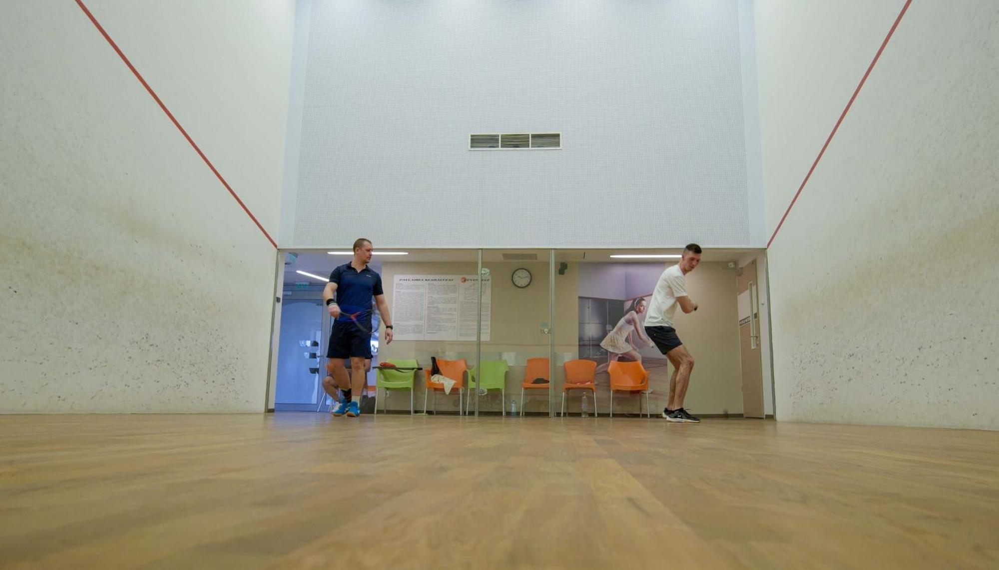 Eleven Business & Sport Hotel Jaszarokszallas Bagian luar foto